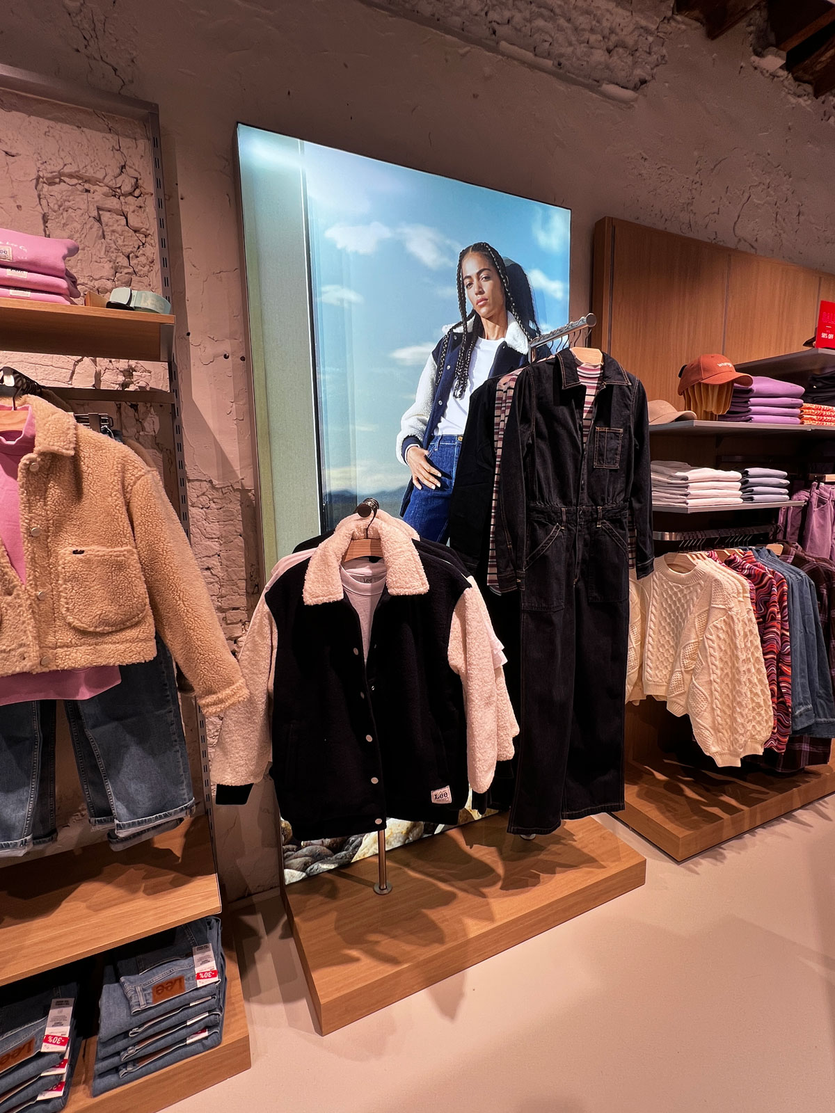 Lee merchandising display with lightbox campaign image
