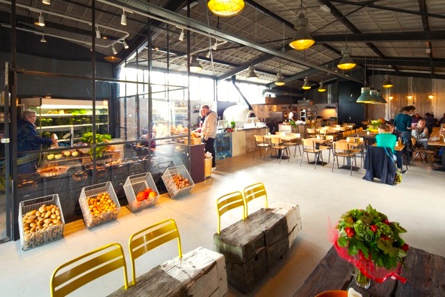 Uit Je Eigen Stad urban farm restaurant with produce crates