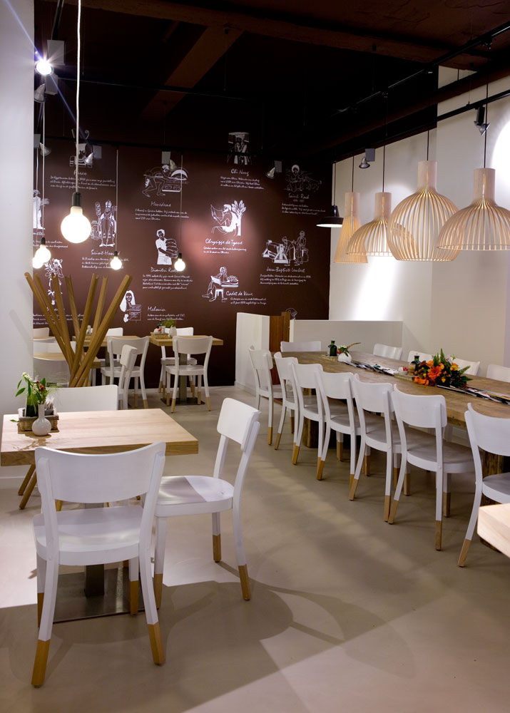 Vlaamsch Broodhuys café seating with illustrated brown wall