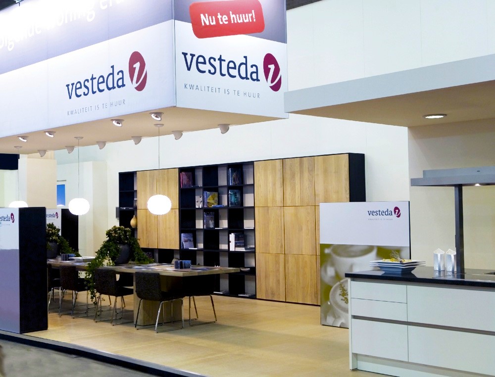 Vesteda exhibition stand with library wall and meeting tables
